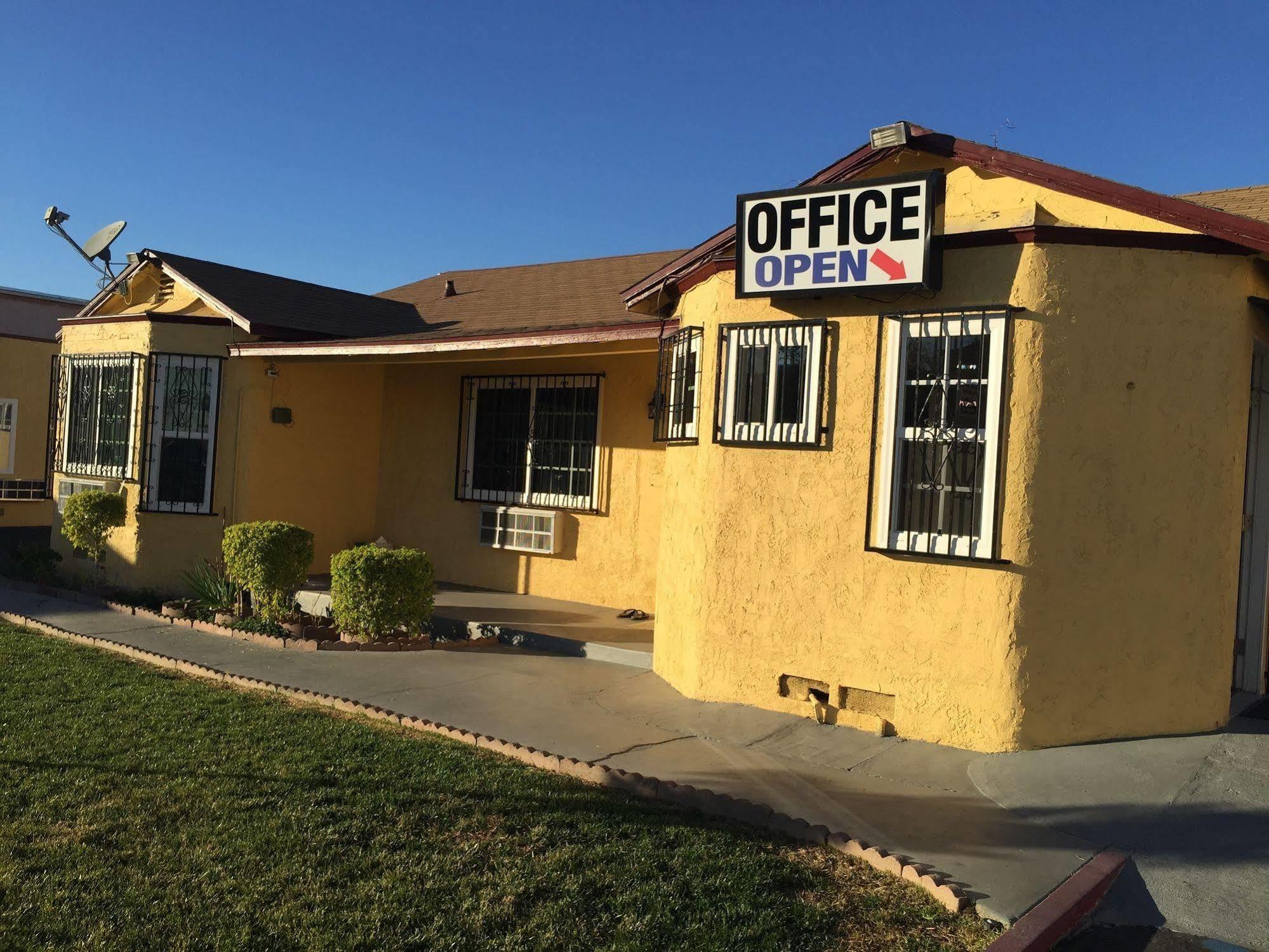 Deluxe Inn Pomona Exterior photo