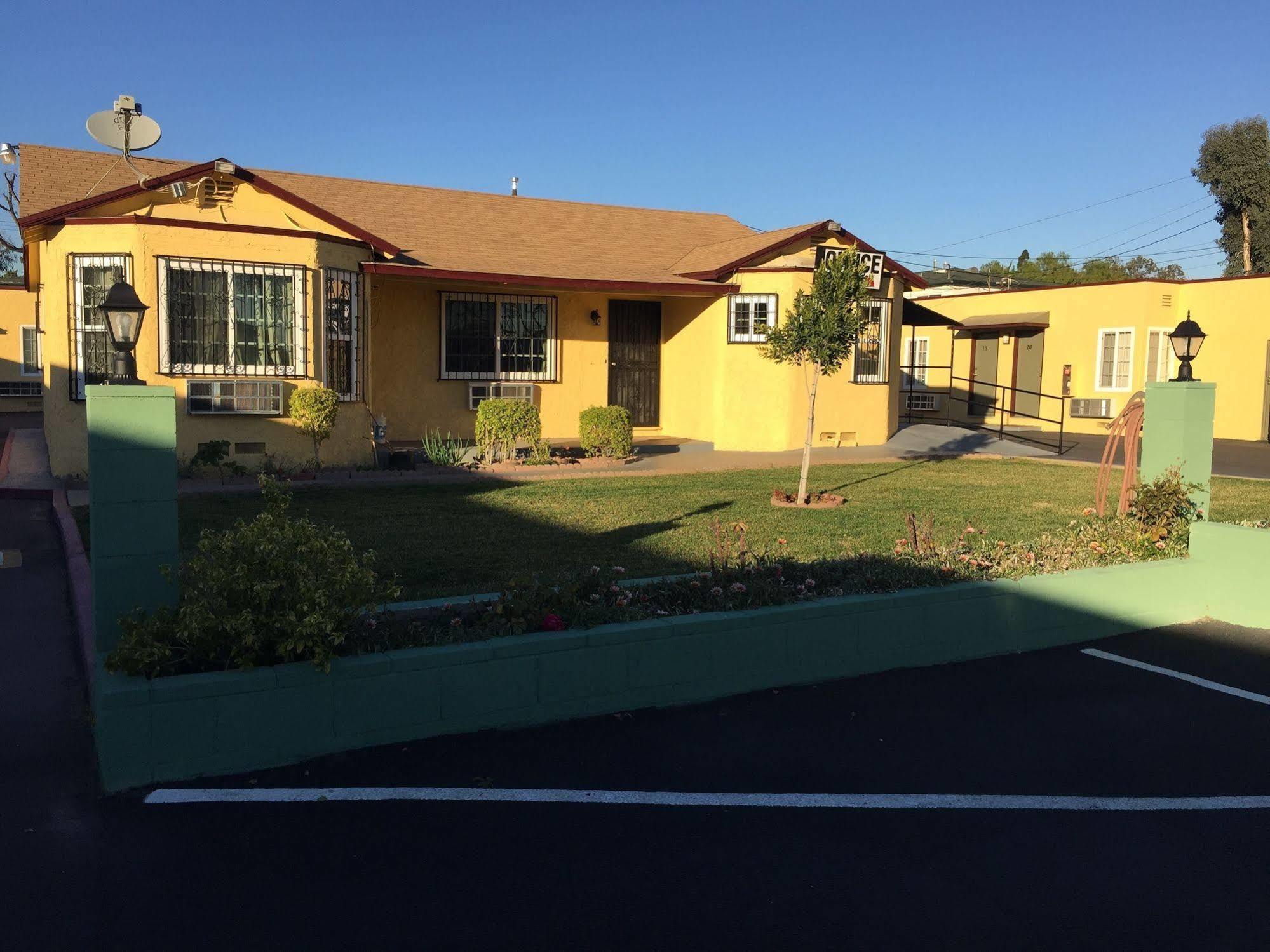 Deluxe Inn Pomona Exterior photo